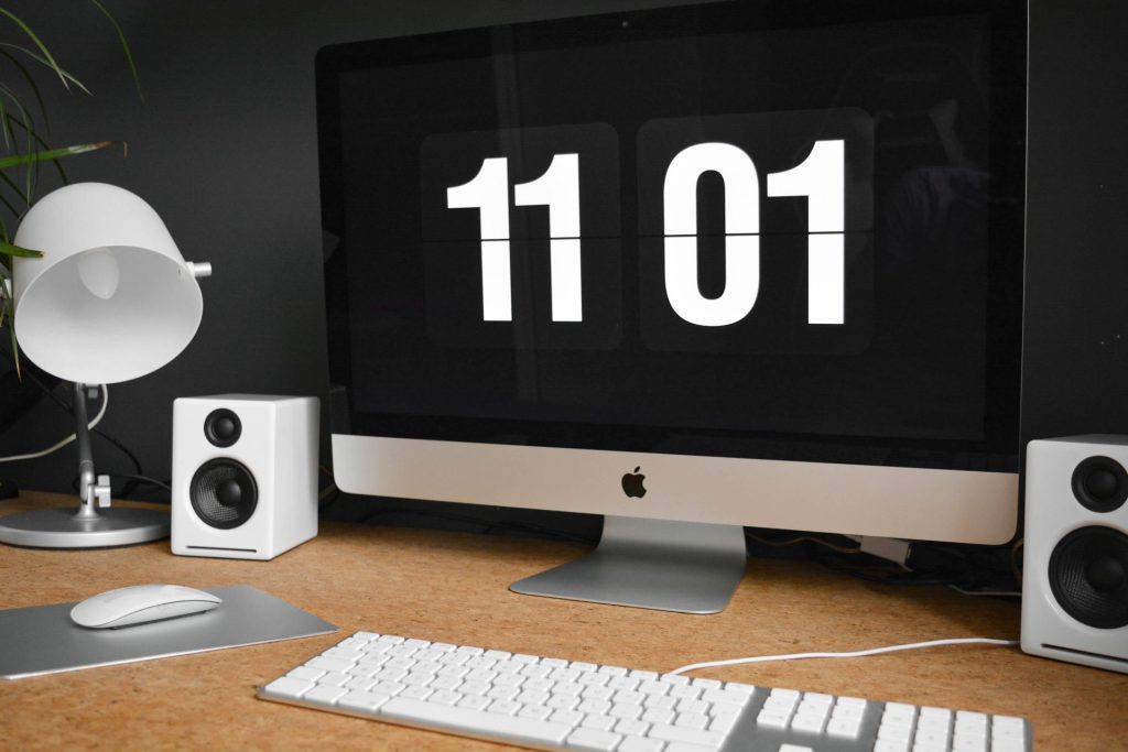 imac on the desk showing 11 01